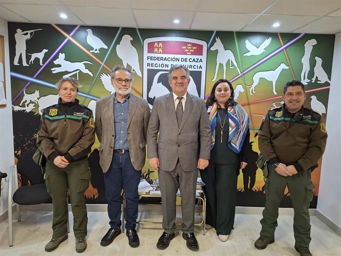 El consejero de Medio Ambiente, Universidades, Investigación y Mar Menor, Juan María Vázquez, junto al presidente de la Federación de Caza, José Antonio Moreno, antes de la inauguración de la jornada 'Caza, gestión cinegética Región de Murcia'