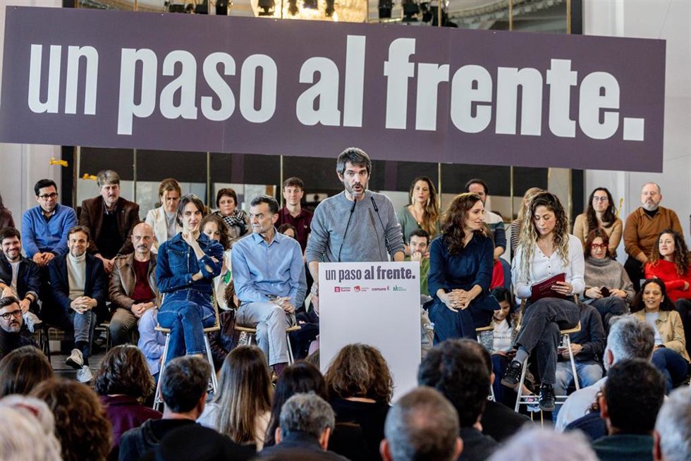 La portavoz de Más Madrid en el Ayuntamiento de Madrid, Rita Maestre (i), la ministra de Sanidad, Mónica García (2d), el coordinador federal de IU, Antonio Maillo (2i), la coordinadora general de Sumar, Lara Hernández (d), y el ministro de Cultura, Erne