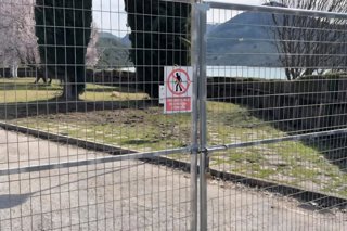 Imagen de la valle cerrada que permite el acceso al pantano del Quiebrajano.