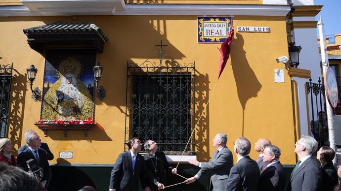 Inauguración del rótulo cerámico de la antigua calle Real en San Luis por el alcalde de Sevilla, José Luis Sanz.
