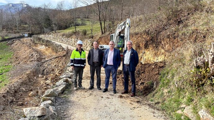 Media visita las obras que ejecuta su departamento en San Sebastián de Garabandal