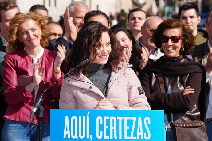 La presidenta de la Comunidad de Madrid y del PP madrileño, Isabel Díaz Ayuso, participa en un acto de partido del PP, en la plaza de Portugalete, a 1 de marzo de 2026, en Valladolid, Castilla León (España). La presidenta de la Comunidad de Madrid, Isabel