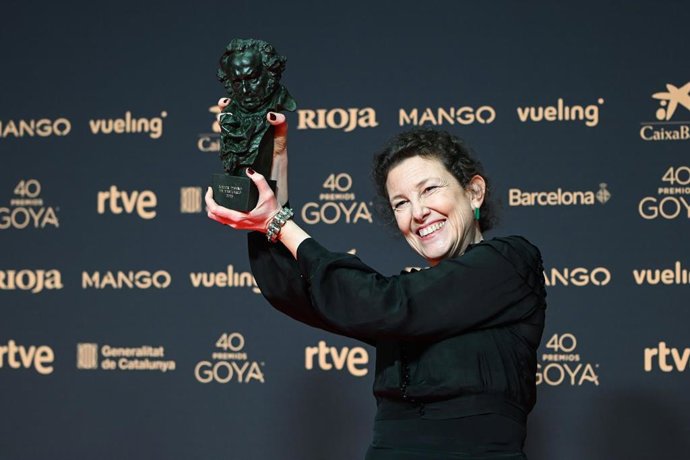 La diseñadora de vestuario Helena Sanchís posa tras recibir el Goya a Mejor Diseño de Vestuario por 'La cena'. 