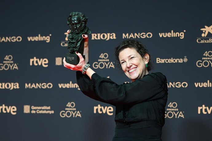 La diseñadora de vestuario Helena Sanchís posa tras recibir el Goya a Mejor Diseño de Vestuario por 'La cena'. 