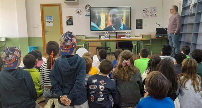 La iniciativa Región de Murcia Film Commission del Instituto de las Industrias Culturales y las Artes ha llevado el cine y el proceso de un rodaje a las aulas de un colegio de la mano del director Joaquín Carmona
