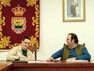 El teniente de alcaldesa de Coordinación de Servicios Públicos del Ayuntamiento de Jerez (Cádiz), Jaime Espinar, junto al alcalde de La Barca, Alejandro López, durante la reunión.