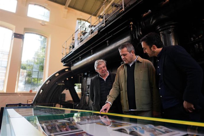 El consejero de Vivienda, Transportes e Infraestructuras, Jorge Rodrigo, visita la exposición Metro Cómic en la Nave de Motores de Pacífico