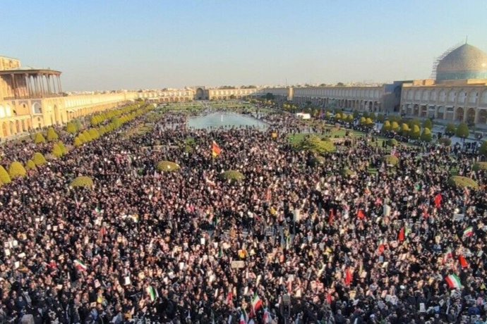 Manifestação pela morte de Ali Khamenei