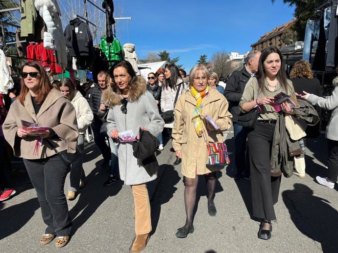 Alicia Gallego en su visita al rastro de León.