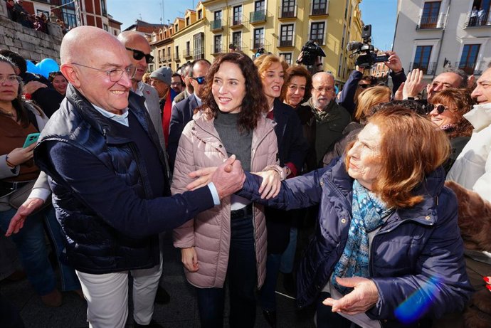 La presidenta de la Comunidad de Madrid y del PP madrileño, Isabel Díaz Ayuso (c), acompañada del alcalde Jesús Julio Carnero (i), durante un acto de partido del PP, en la plaza de Portugalete, a 1 de marzo de 2026, en Valladolid, Castilla León (España)