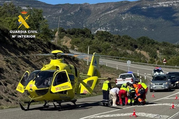 Archivo - Imagen de archivo de un helicóptero del 112 Aragón en el traslado de una persona herida. 