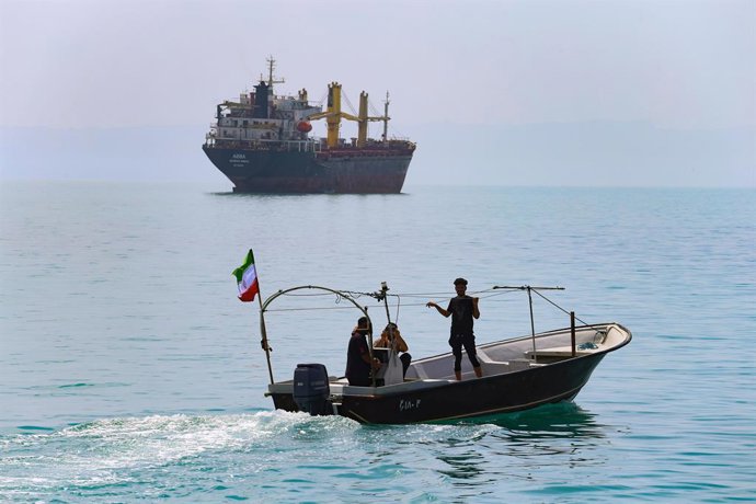 Archivo - April 29, 2024, Persian Gulf, Bushehr, Iran: An Iranian speedboat of the Basij Resistance Mobilization Force, a paramilitary volunteer militia within the Islamic Revolutionary Guard Corps (IRGC) and one of its five branches, is sailing along the