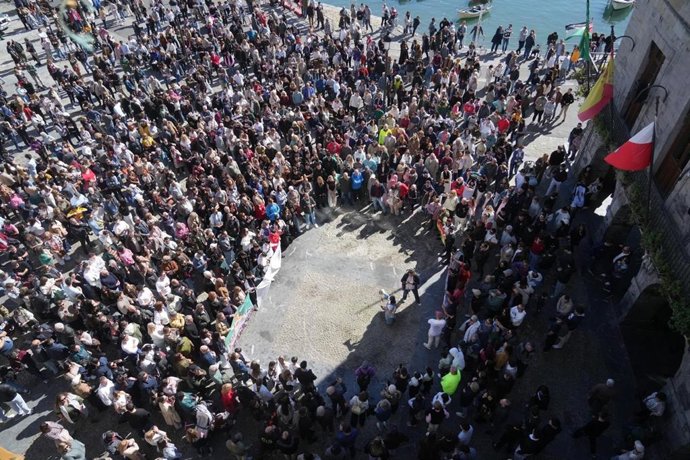 Centenares de personas se concentran en Castro contra el centro de menores