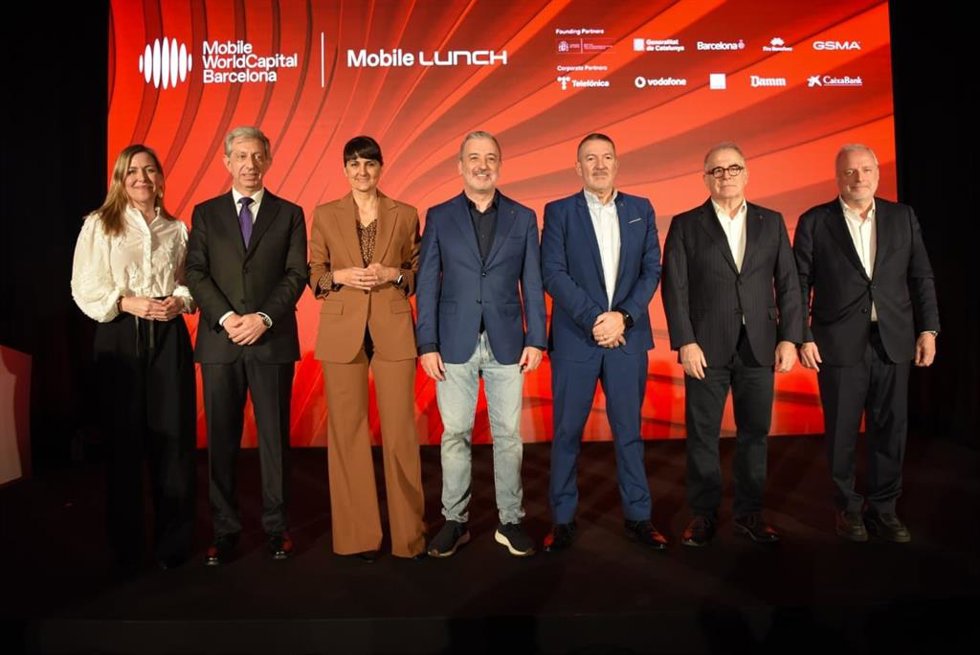 Foto de familia del Mobile Lunch 2026 de MWCapital Barcelona, con la secretaria de Estado de Digitalización e IA, María González; el alcalde Jaume Collboni; el conseller de Empresa y Trabajo Miquel Smper, y el ceo de MWCapital Barcelona, Francesc Fajul.