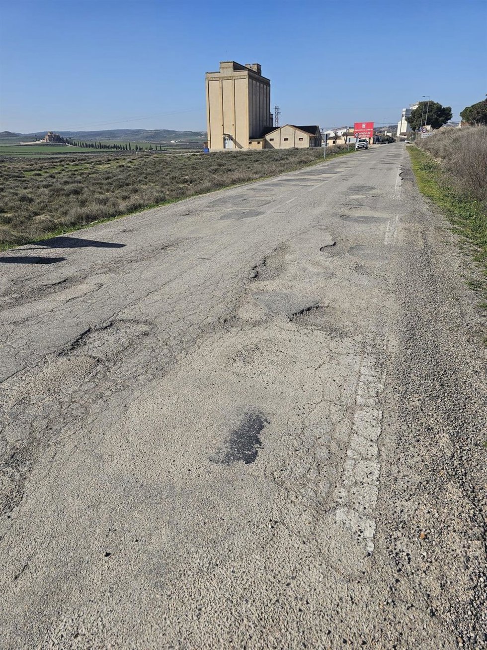 Estado de la HU-831 que sirve de acceso a la localidad oscense de Castejón de Monegros (Huesca) desde la A-230.