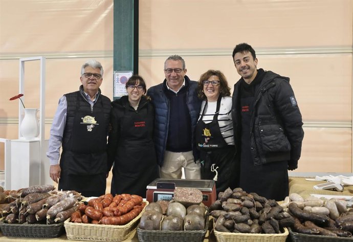 El presidente de la Diputación de Alicante, Toni Pérez, (c)ha asistido esta mañana en Llíber a la XIV Feria de Embutido y Producto Tradicional de la Vall de Pop-Marina Alta, donde ha sido nombrado Torraor d'Honor 2026