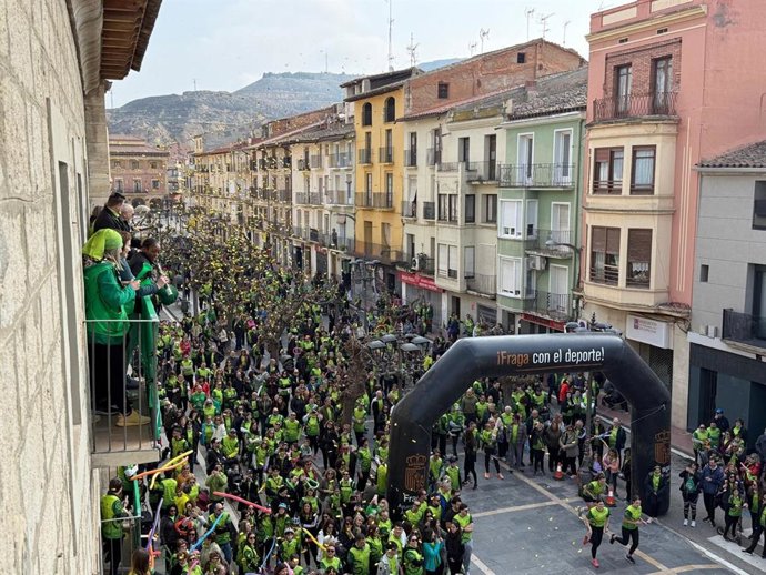 Salida de la XIII En Marcha Contra el Cáncer celebrada este domingo en Fraga.