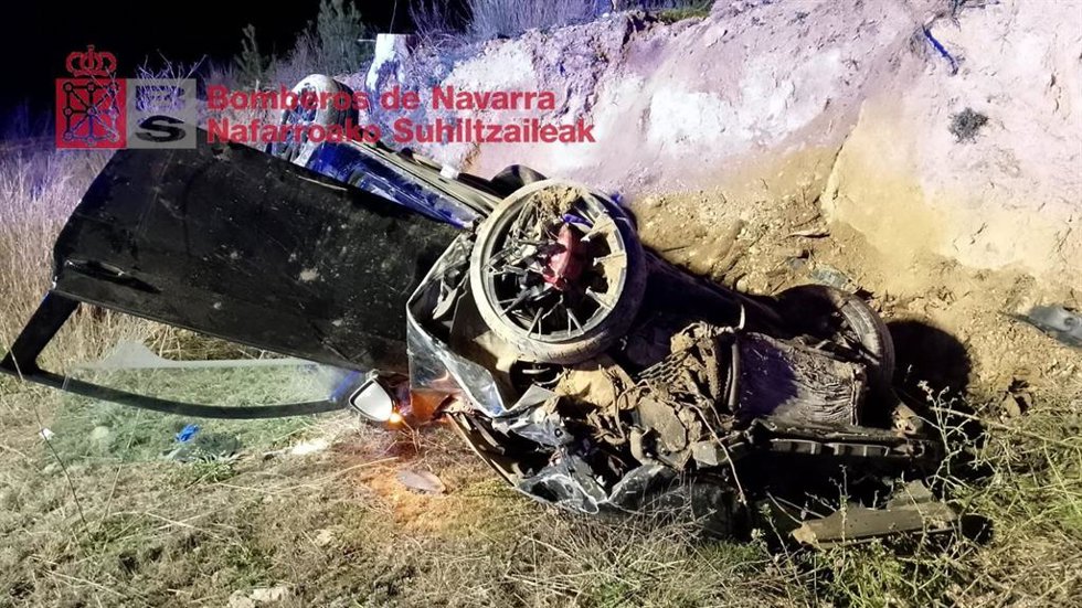 Vehículo accidentado en el cruce de 'Los Abetos' en Valtierra.