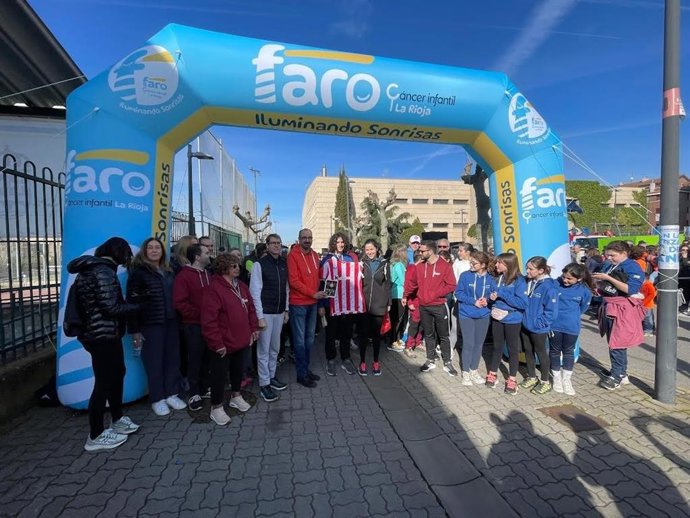 Más de mil personas "caminan" en memoria de Dani, fallecido por cáncer, y recaudan fondos para 'Faro' en Villamediana