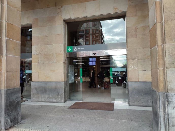 Archivo - Entrada a la Estación del Norte