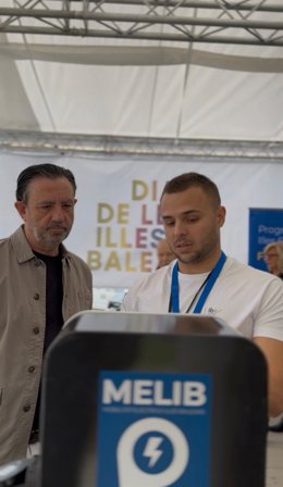 El conseller de Empresa, Autónomos y Energía, Alejandro Sáenz de San Pedro, visita uno de los estand de la Conselleria por el Día de Baleares.