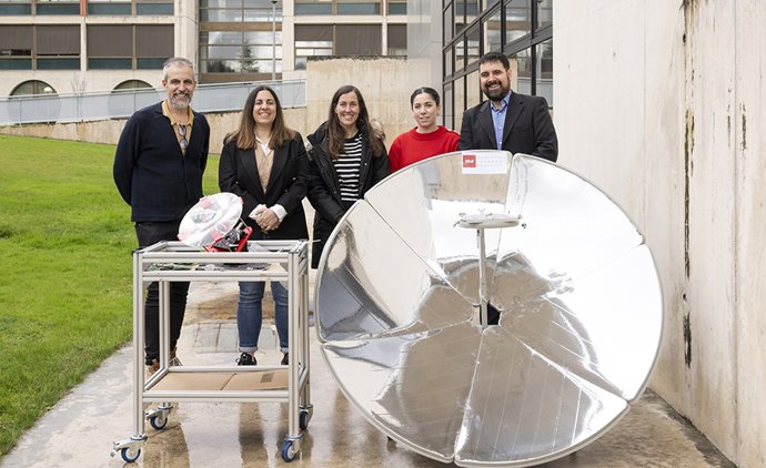 Ismael Pellejero, Cristina Salazar, Uxue Llorente, Carmen Garijo y Fernando Bimbela posan en la UPNA con los distintos prototipos desarrollados durante el proyecto.