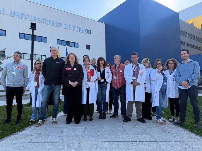 Sindicatos sanitarios protestan a las puertas del Hospital Universitario de Toledo.
