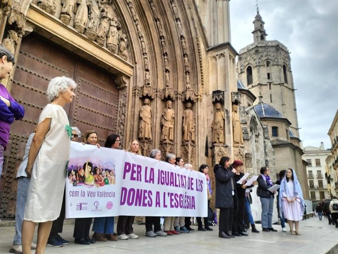 Una concentración convocada este domingo por el movimiento Alcem la Veu Valéncia --compuesto por el Sector de la Dona de la HOAC, la asociación de teólogas Hágase y Donescreients-- ha reclamado "una Iglesia de iguales"