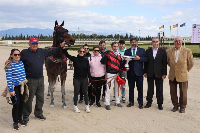Entrega del trofeo del Gran Premio Govern de trote balear a Il Capo Mar en el Hipódromo de Son Pardo.