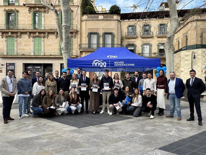 La presidenta del PP de Baleares, Marga Prohens, durante su visita a la carpa de Nuevas Generaciones en el paseo del Born.