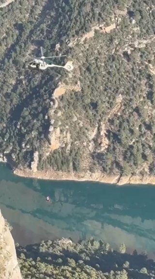 La Guardia Civil evacuó en helicóptero a dos escaladores, un hombre de 58 años herido con una fractura de tobillo, y una mujer de 35 que resultó ilesa. Ocurrió el pasado 24 de febrero en la vía Santiago Domingo, en Viacamp y Litera (Huesca).