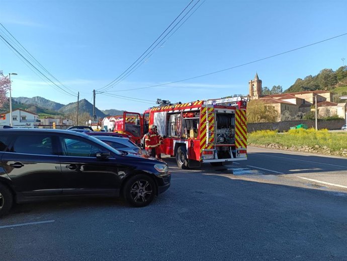 Bomberos sofocan un incendio en una carpintería en Santiurde de Toranzo