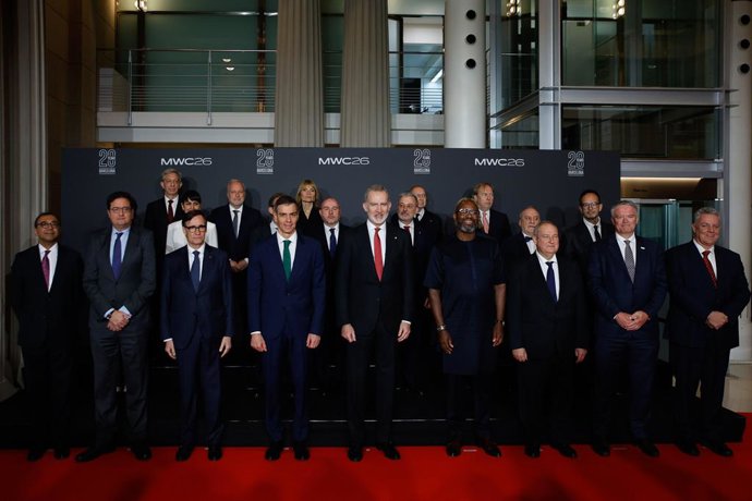 O ministro da Transformação Digital e da Função Pública, Óscar López (2i); o presidente da Generalitat, Salvador Illa (3i); o presidente do Governo, Pedro Sánchez (4i); o rei Felipe VI (c); e o ministro da Indústria e Turismo, Jordi Her
