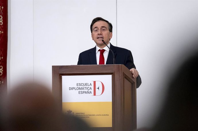 O ministro das Relações Exteriores, José Manuel Albares, durante a entrega dos despachos de secretário de embaixada à 77ª turma da carreira diplomática, na Escola Diplomática, em 26 de fevereiro de 2026, em Madri (Espanha). Esses novos funcionários