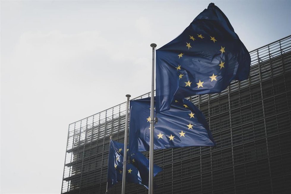 Archivo - Banderas de la UE en Bruselas