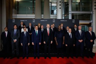 El ministro para la Transformación Digital y de la Función Pública, Óscar López (2i); el president de la Generalitat, Salvador Illa (3i); el presidente del Gobierno, Pedro Sánchez (4i); el Rey Felipe VI (c); y el ministro de Industria y Turismo, Jordi Her