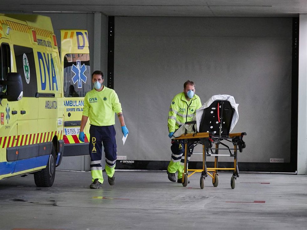 Archivo - Miembros de una ambulancia en Navarra en una foto de archivo