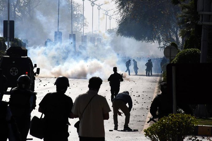 Fuerzas de seguridad paquistaníes desplegadas frente a las protestas celebradas en Islamabad contra los ataques de EEUU e Israel contra Irán