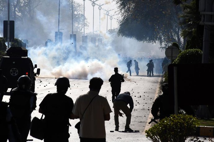 ISLAMABAD, 2 de março de 2026 — Agentes da lei entram em confronto com manifestantes antiamericanos em Islamabad, capital do Paquistão, em 1º de março de 2026. Vinte pessoas morreram e mais de 100 ficaram feridas em manifestações antiamericanas no Paquist