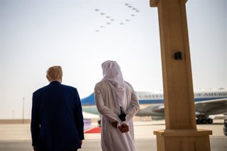 Archivo - El presidente de EEUU, Donald Trump, camina hacia el Air Force One con el emir de Qatar, el jeque Tamin bin Hamad al Thani, en la base aérea de Al Udeid, en Qatar