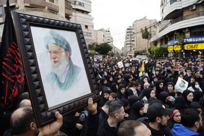 1º de março de 2026, Beirute, Beirute, Líbano: Milhares de pessoas se reuniram nos subúrbios ao sul de Beirute, na Praça Ashoura, após um apelo do Hezbollah, expressando tristeza, raiva e renovada lealdade ao Irã após o assassinato do líder supremo Ali Kh