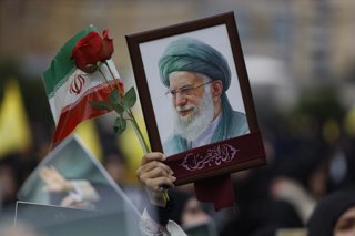 Milers de persones marxen en el sud de Beirut després d'una crida d'Hezbollah, expressant dolor després de l'assassinat del líder suprem de l'Iran, Alí Jamenei