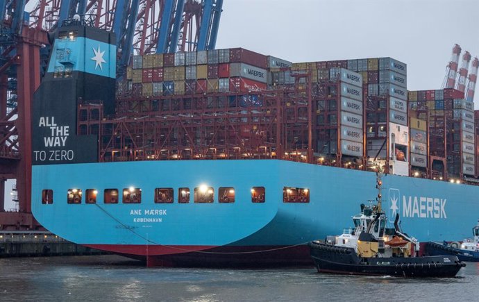 Archivo - 28 March 2024, Hamburg, Hsmburg: The world's first large methanol container ship, the "Ane Maersk" from shipping company Maersk, docks at the Eurogate container terminal in the Port of Hamburg. The ship is powered by so-called green methanol. Th