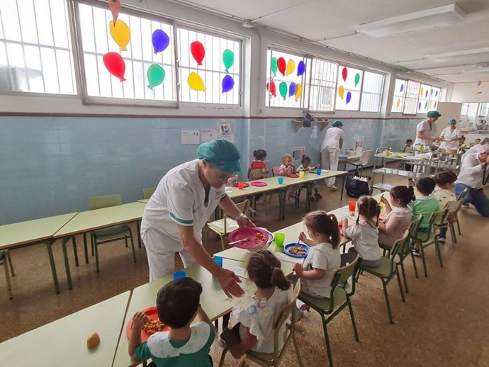 Niños comiendo en una Escuela Municipal de Las Palmas de Gran Canaria