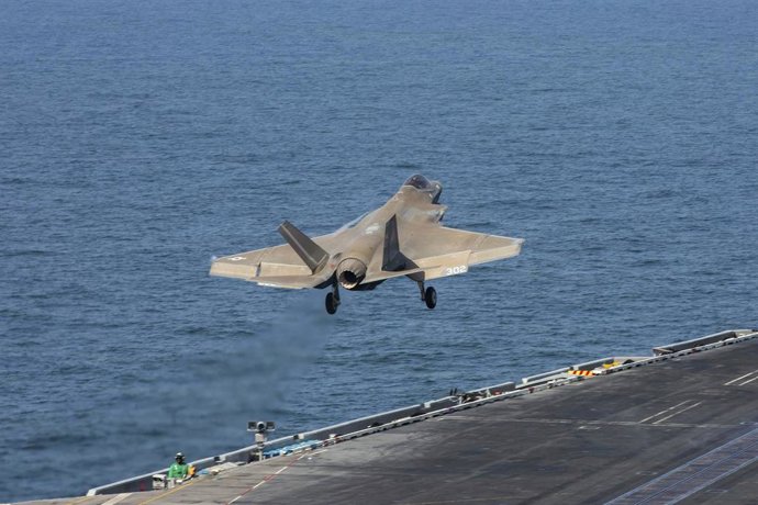 1º de março de 2026, local não divulgado, Estados Unidos: Um F-35C Lightning II da Marinha dos Estados Unidos, pertencente ao Esquadrão de Ataque de Caças 314 dos Cavaleiros Negros, decola do convés de voo do porta-aviões da classe Nimitz USS Abraham Linc