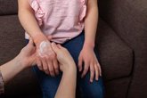 Foto: ¿Por qué el eccema suele comenzar en la infancia? La clave está en la piel del bebé