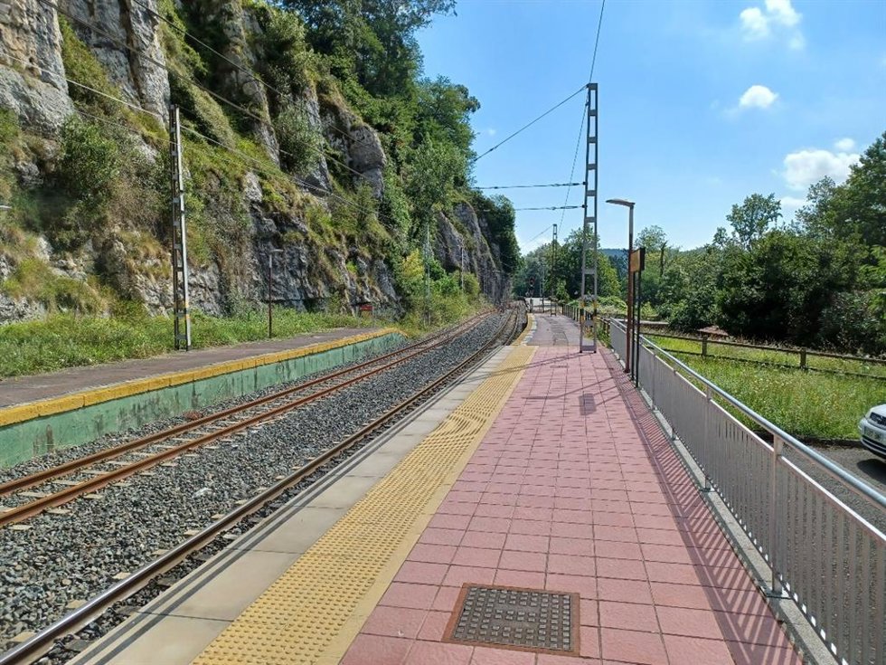 Archivo - Vías del tren en Cantabria