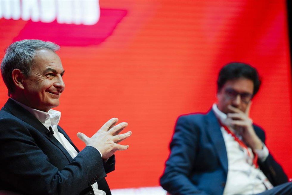 Archivo - El expresidente del Gobierno, José Luis Rodríguez Zapatero, durante el 15 Congreso Regional del PSOE-M,  a 1 de febrero de 2025, junto al ministro Óscar López.