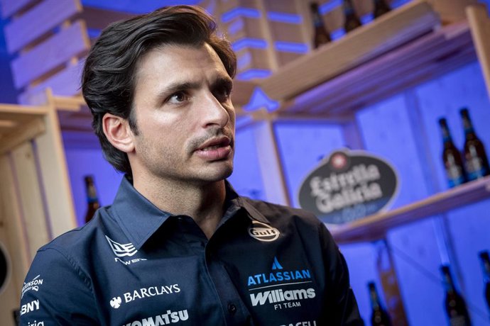 Carlos Sainz, piloto de Fórmula 1, participa de uma entrevista para a Europa Press durante o encontro Estrella Galicia 0,0 no Espaço Jorge Juan, em 23 de fevereiro de 2026, em Madri, Espanha.