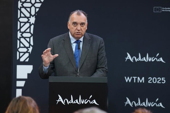 Archivo - El consejero de Turismo y Andalucía Exterior, Arturo Bernal, interviene en el encuentro profesional ‘Surrender to the Andalusian Crush’, que se presenta en la jornada de hoy, 5 de noviembre,  . A 5 de noviembre de 2025 en Londres, Inglaterra. El